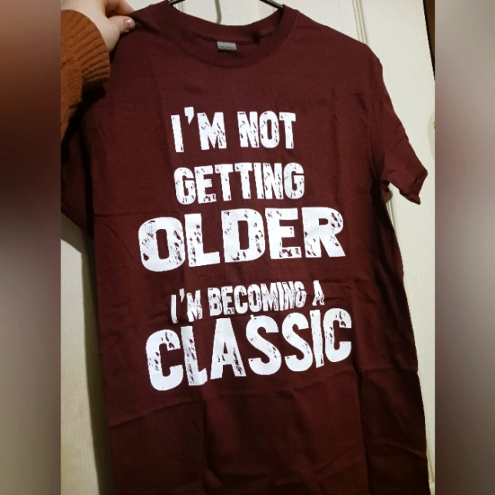 NWOT Small Gildan maroon shirt